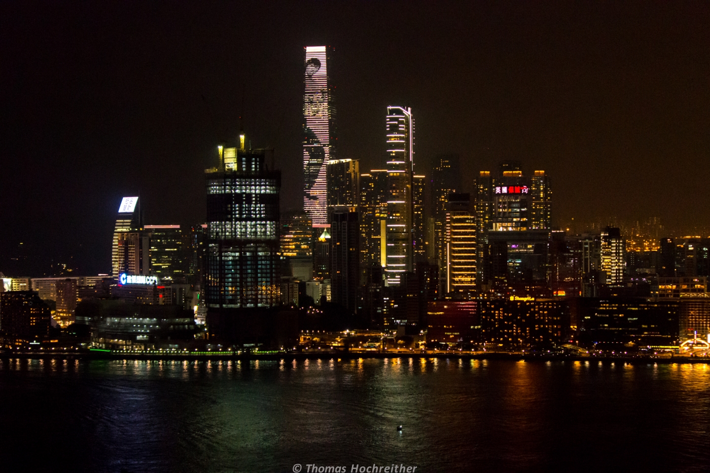 Hongkongs Skyline bei Nacht