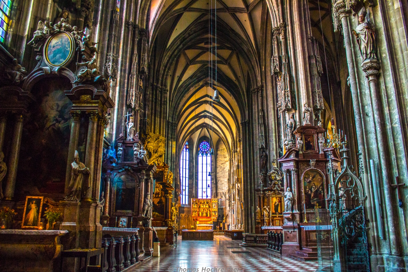 Kirchenschiff im Stephansdom, Wien